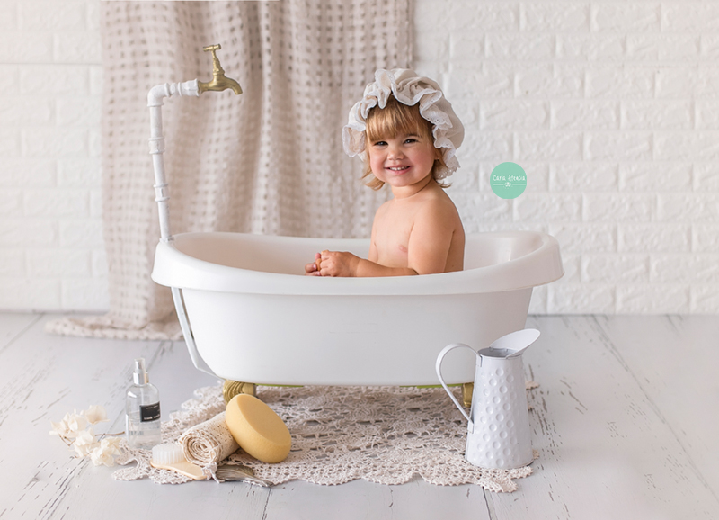 niña de dos años dentro de una bañera